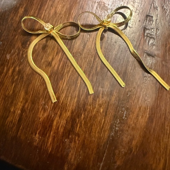 Gold Bow Drop Earrings – Elegant Ribbon Design - Picture 4 of 4